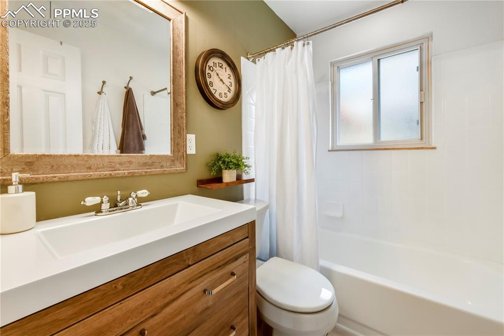 Image 13 of 50: Bathroom