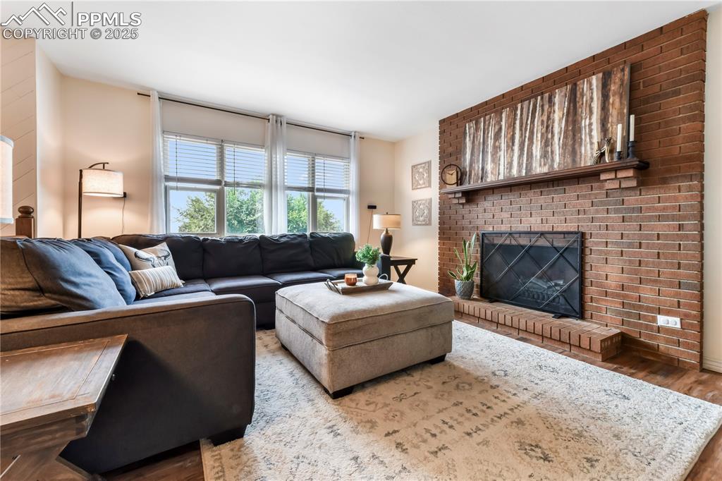 Image 8 of 50: Living Room