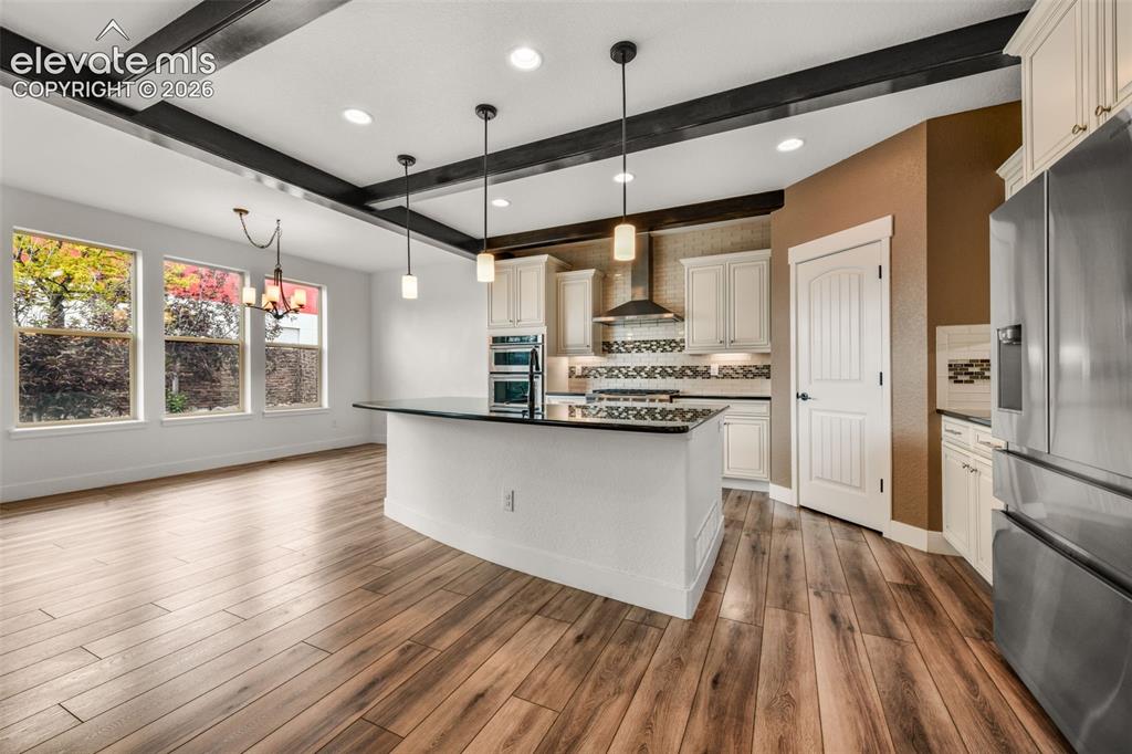 Image 11 of 50: Kitchen