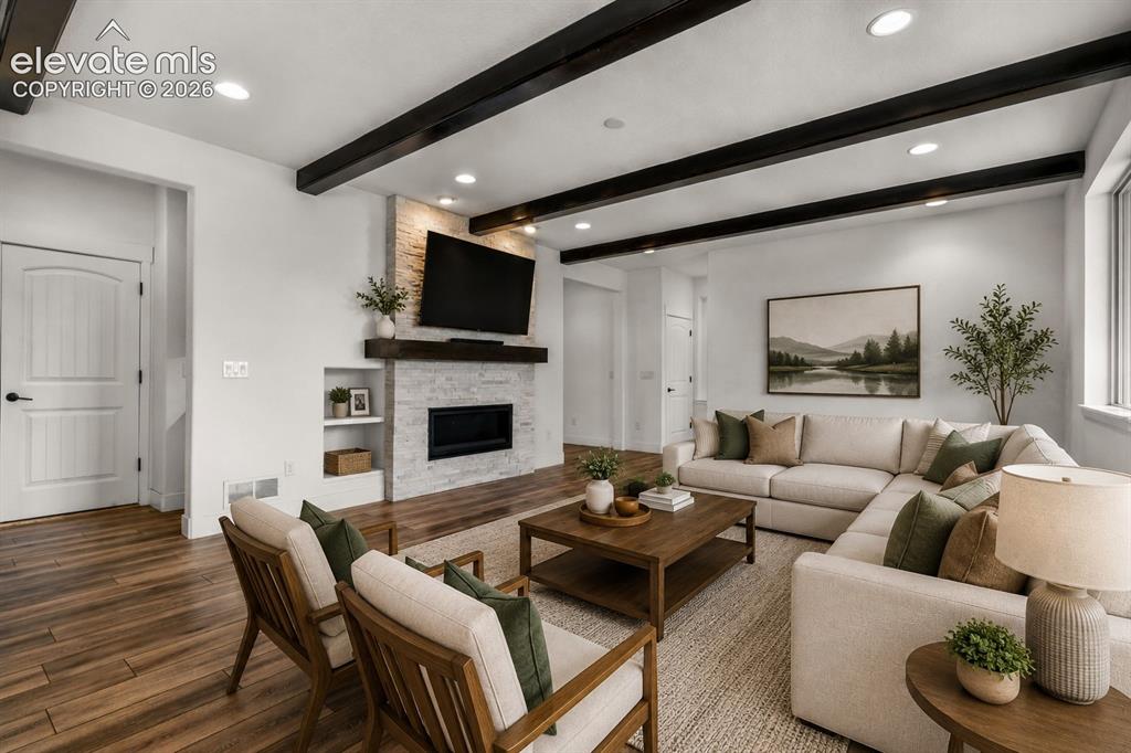 Image 8 of 50: Living Room