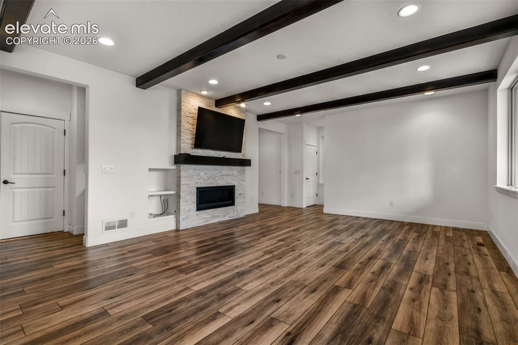 Image 9 of 50: Living Room