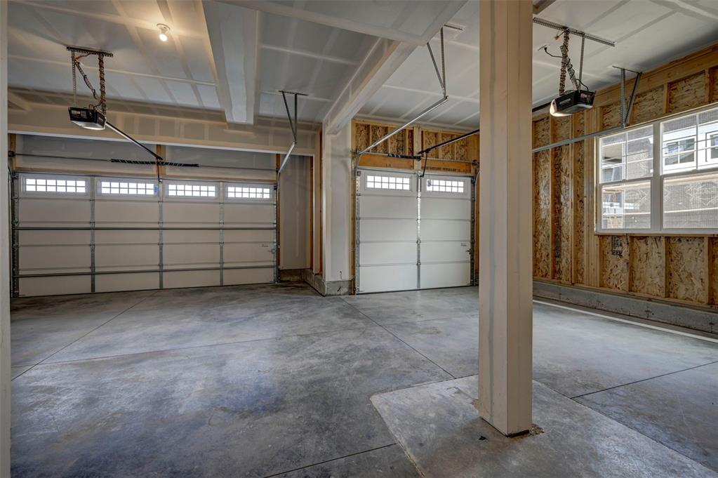 Image 24 of 37: Garage