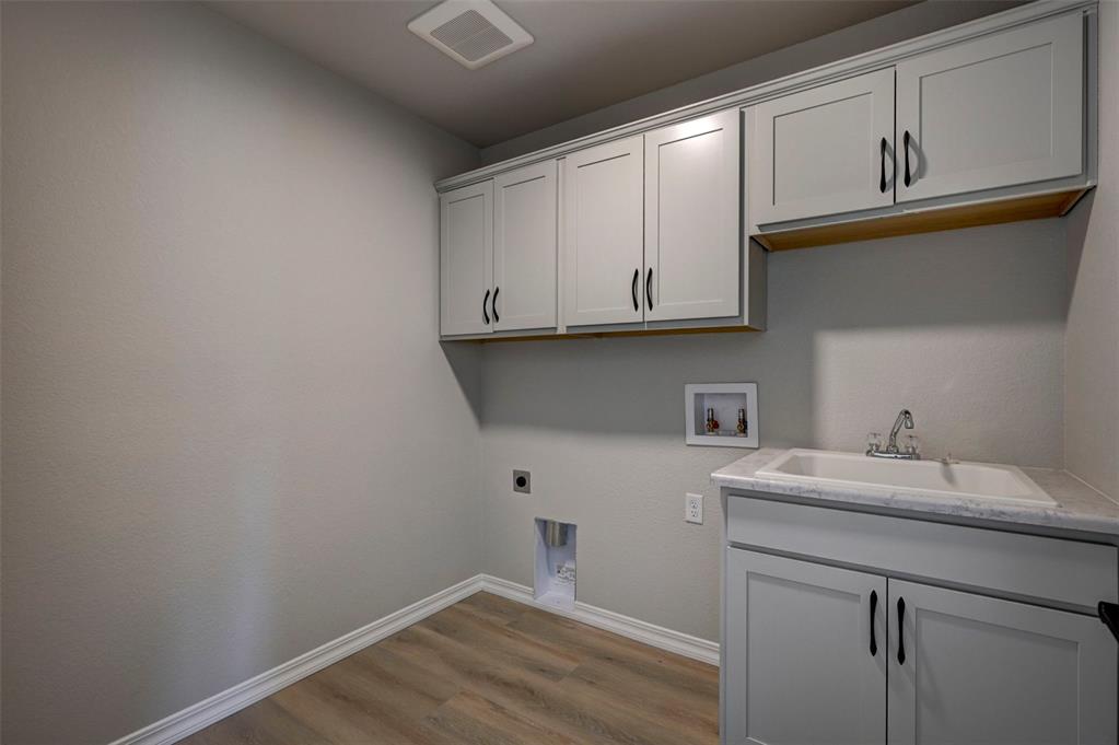 Image 27 of 37: Laundry