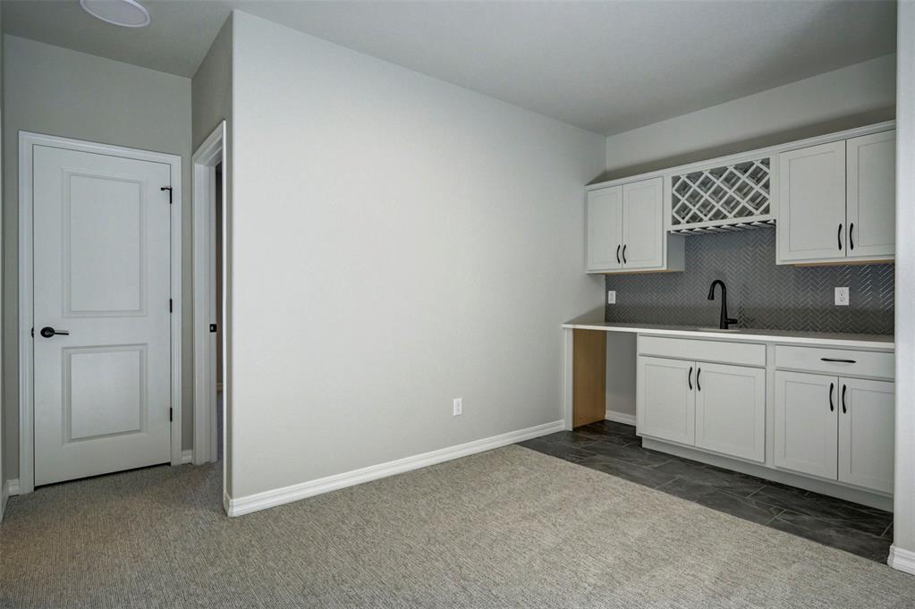 Image 31 of 37: Kitchen