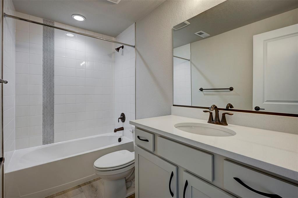 Image 33 of 37: Bathroom