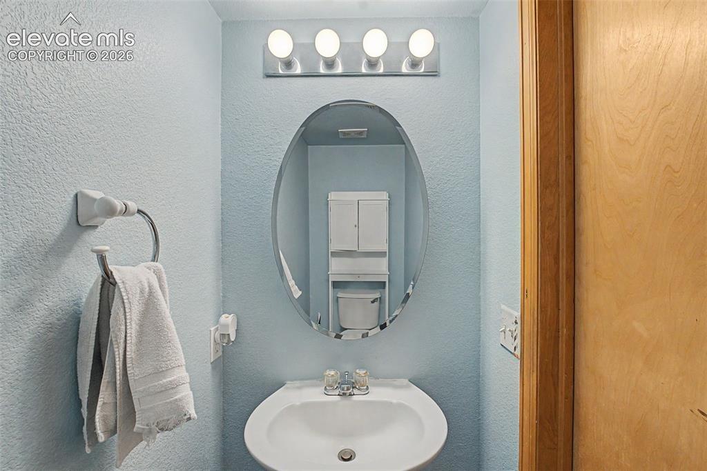 Image 15 of 34: Bathroom