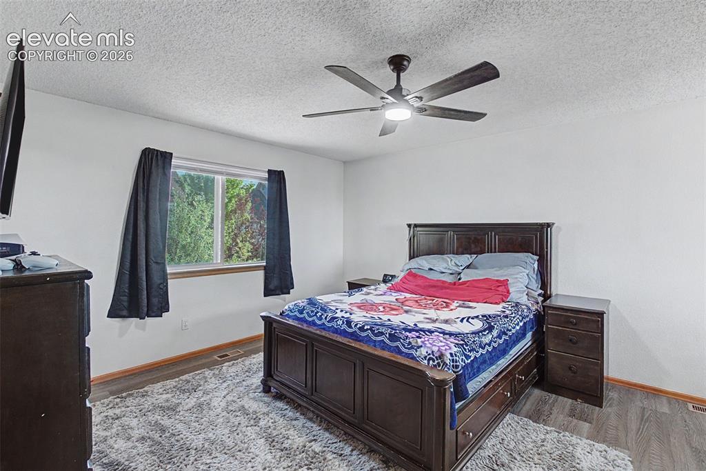 Image 17 of 34: Bedroom