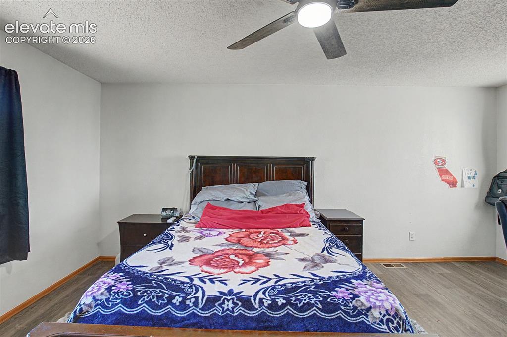 Image 19 of 34: Bedroom