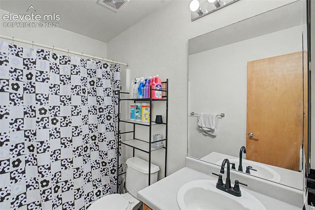 Image 20 of 34: Bathroom