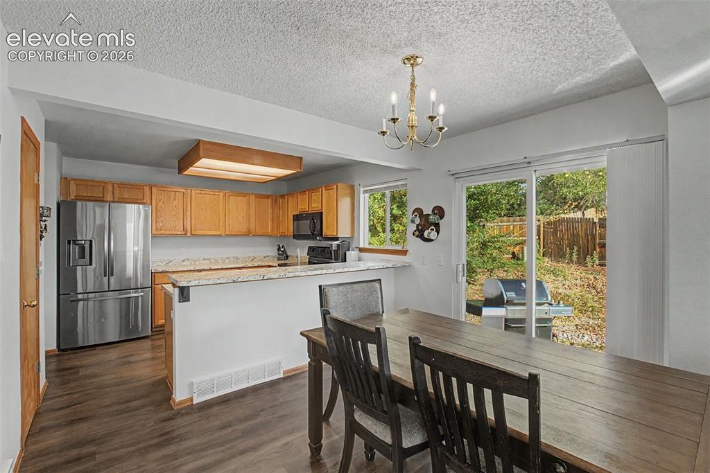 Image 9 of 34: Dining Area