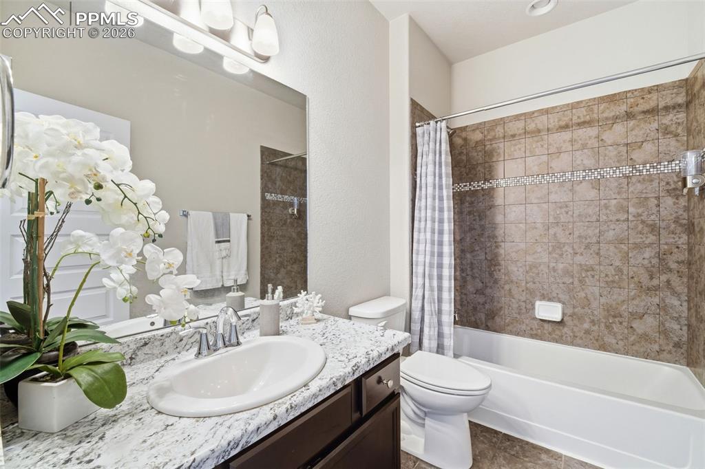 Image 12 of 50: Bathroom