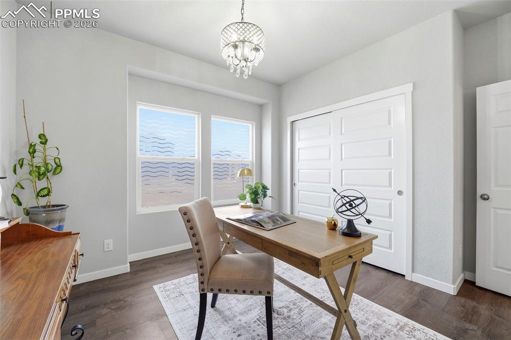 Image 14 of 50: Office