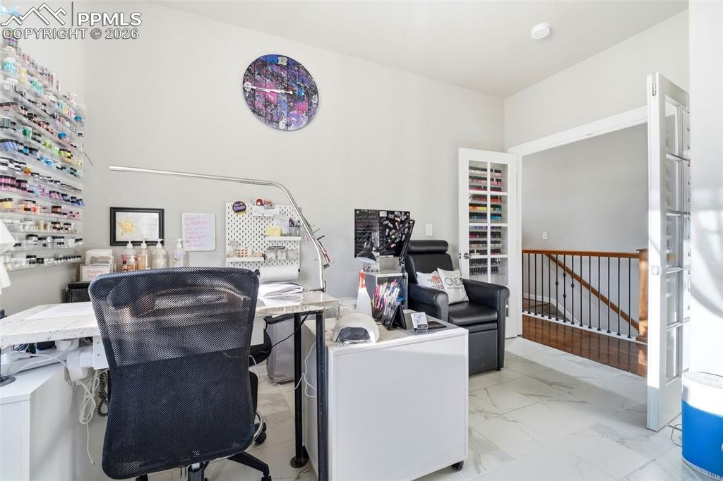 Image 15 of 50: Office