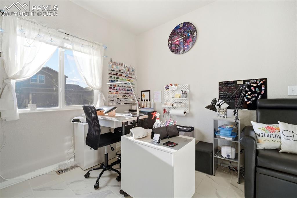 Image 16 of 50: Office