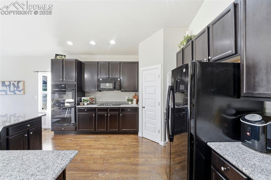 Image 19 of 50: Kitchen