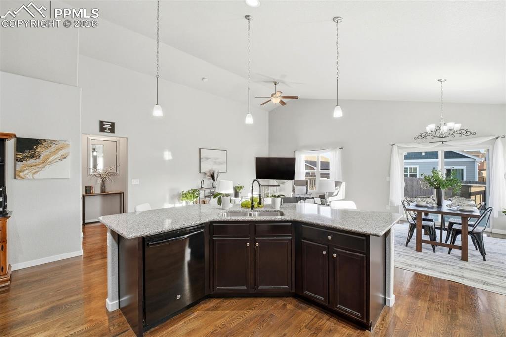 Image 20 of 50: Kitchen