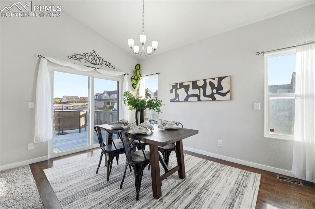 Image 21 of 50: Dining Area