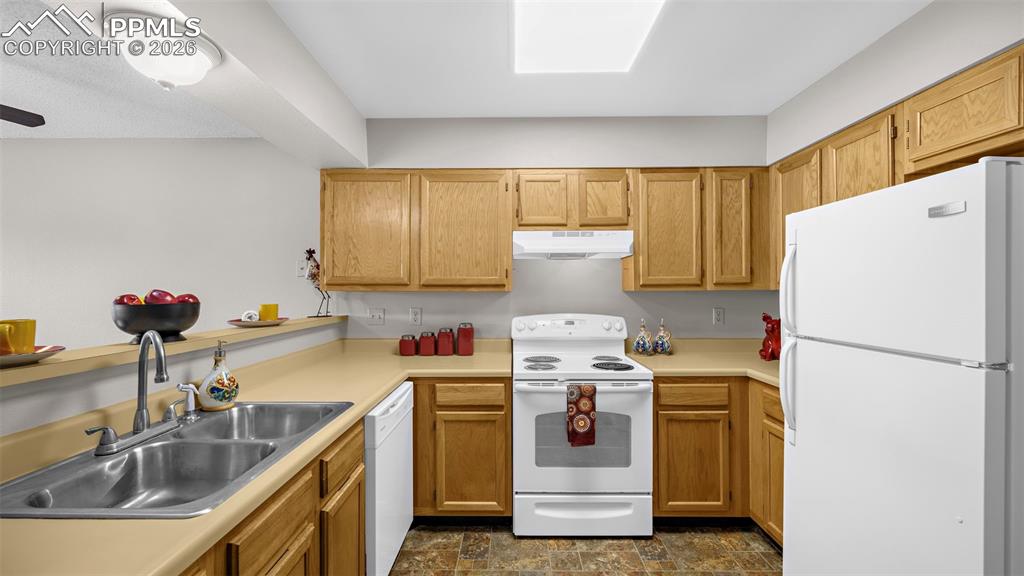 Image 15 of 24: Kitchen