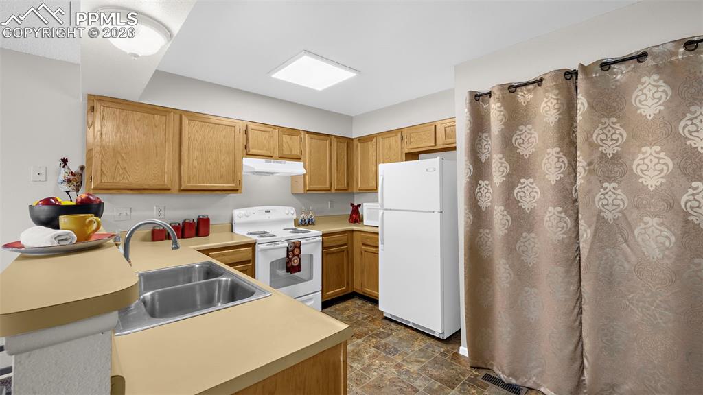 Image 16 of 24: Kitchen