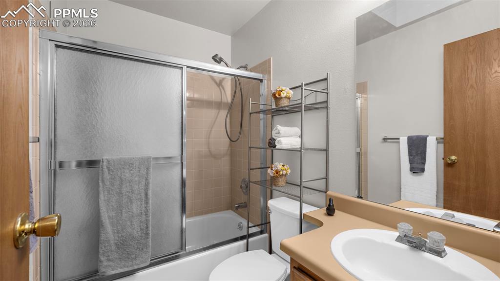 Image 22 of 24: Bathroom