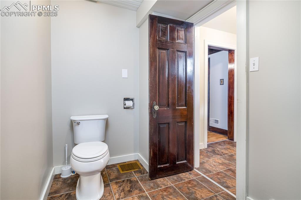 Image 18 of 33: Bathroom