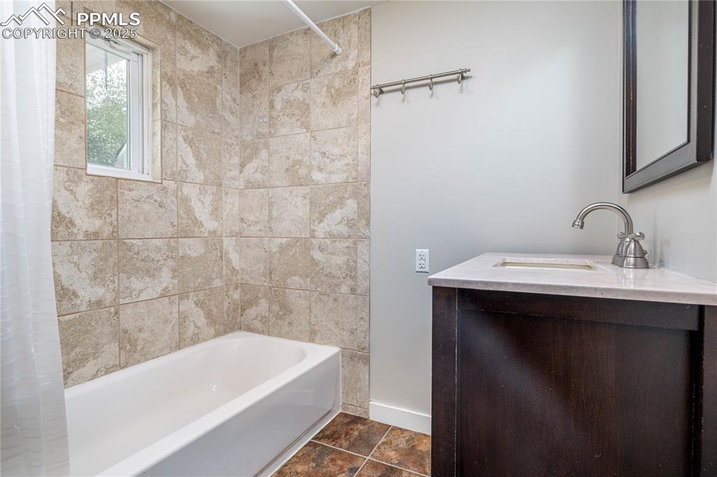 Image 19 of 33: Bathroom