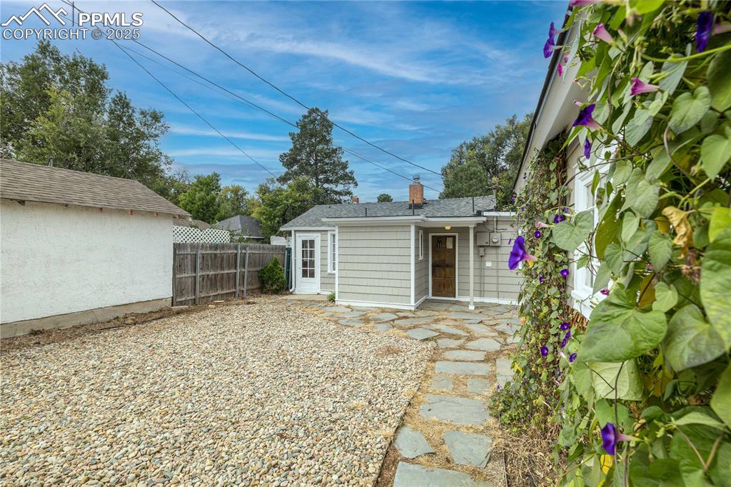 Image 23 of 33: Yard