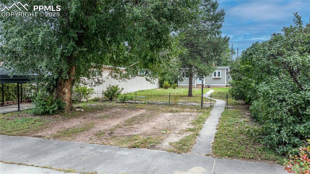 Image 26 of 33: Yard