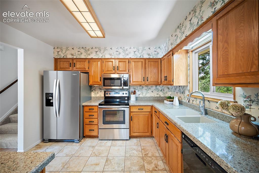 Image 10 of 47: Kitchen
