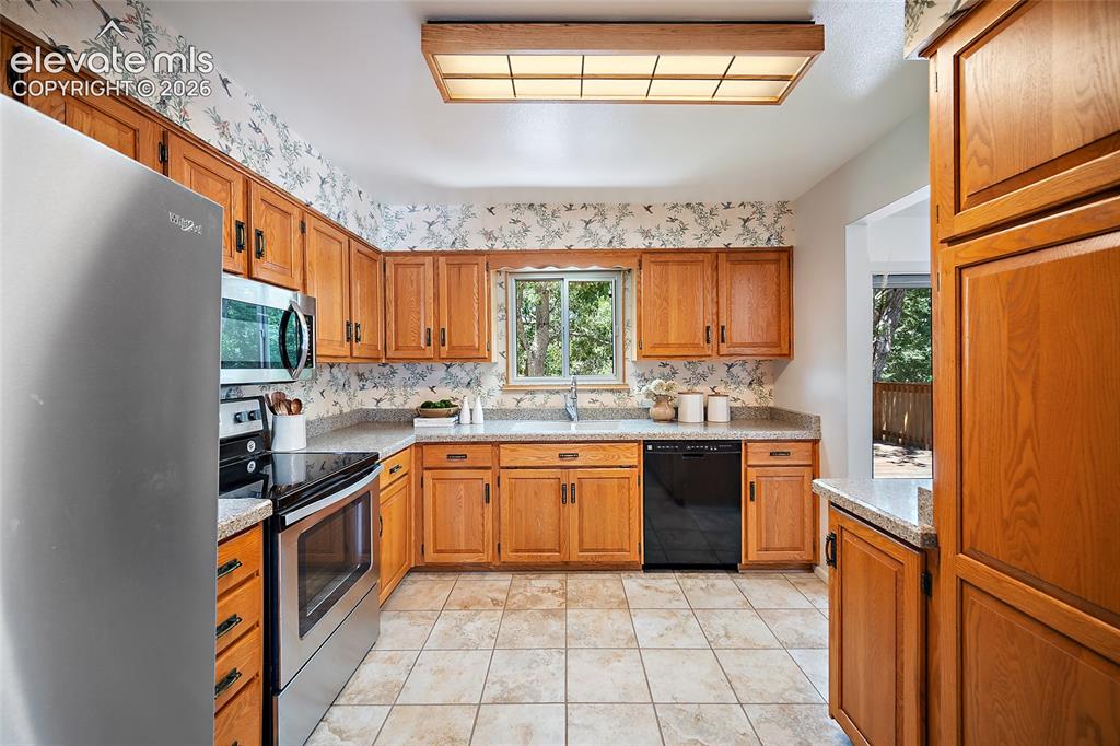 Image 13 of 47: Kitchen
