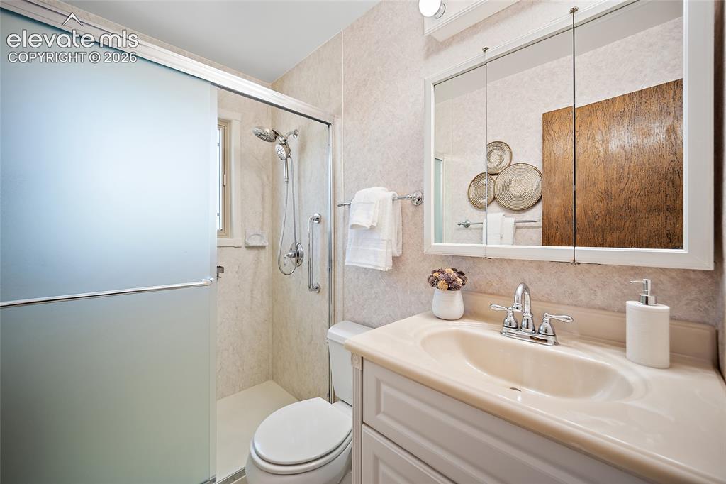 Image 16 of 47: Bathroom