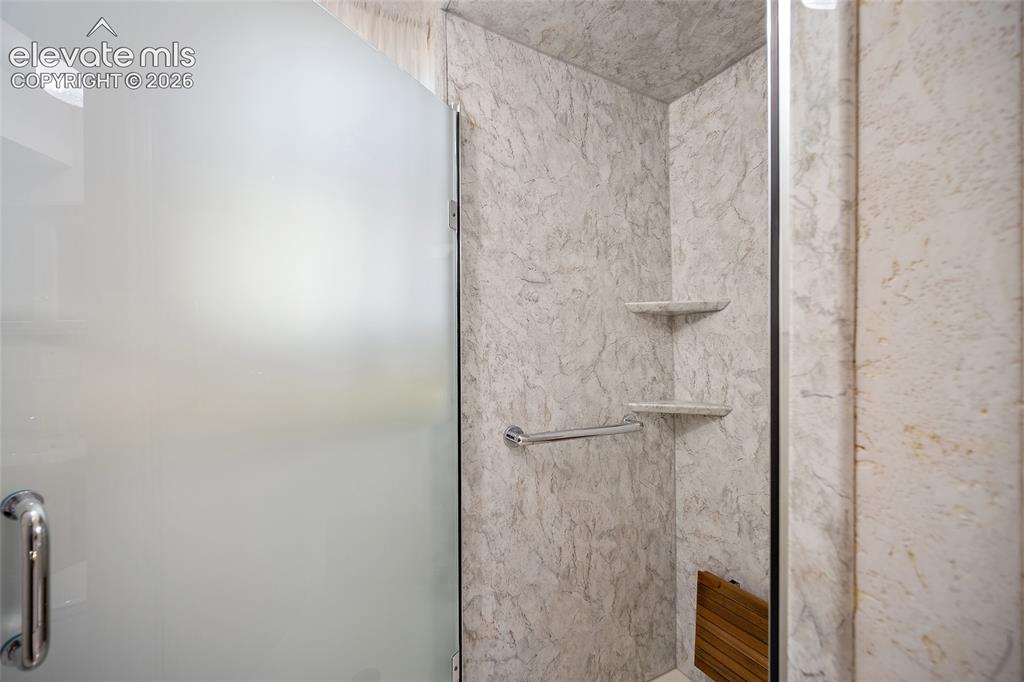 Image 29 of 47: Bathroom
