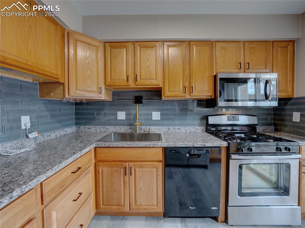 Image 10 of 32: Kitchen