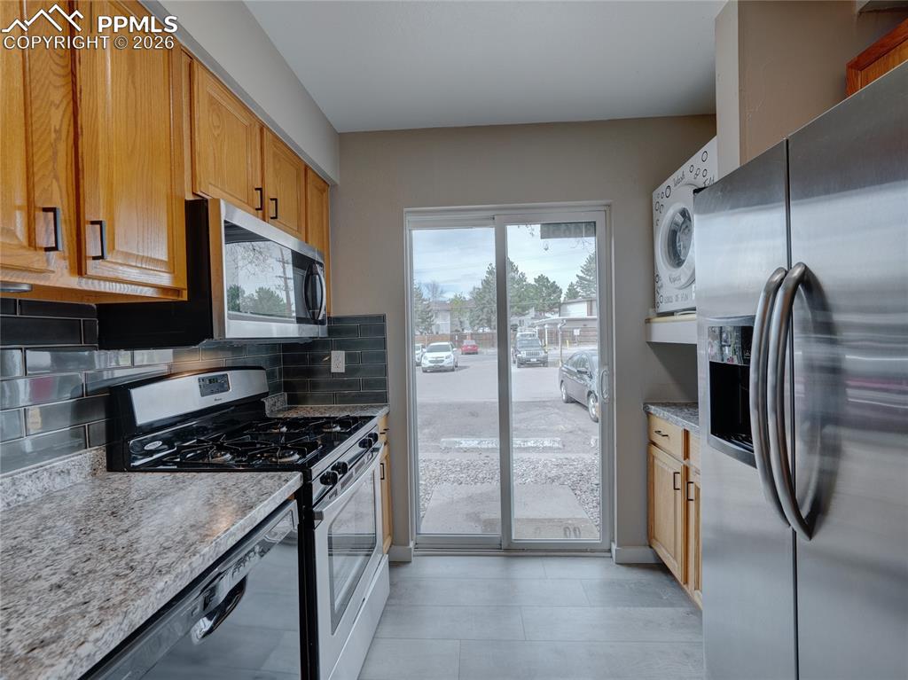 Image 11 of 32: Kitchen