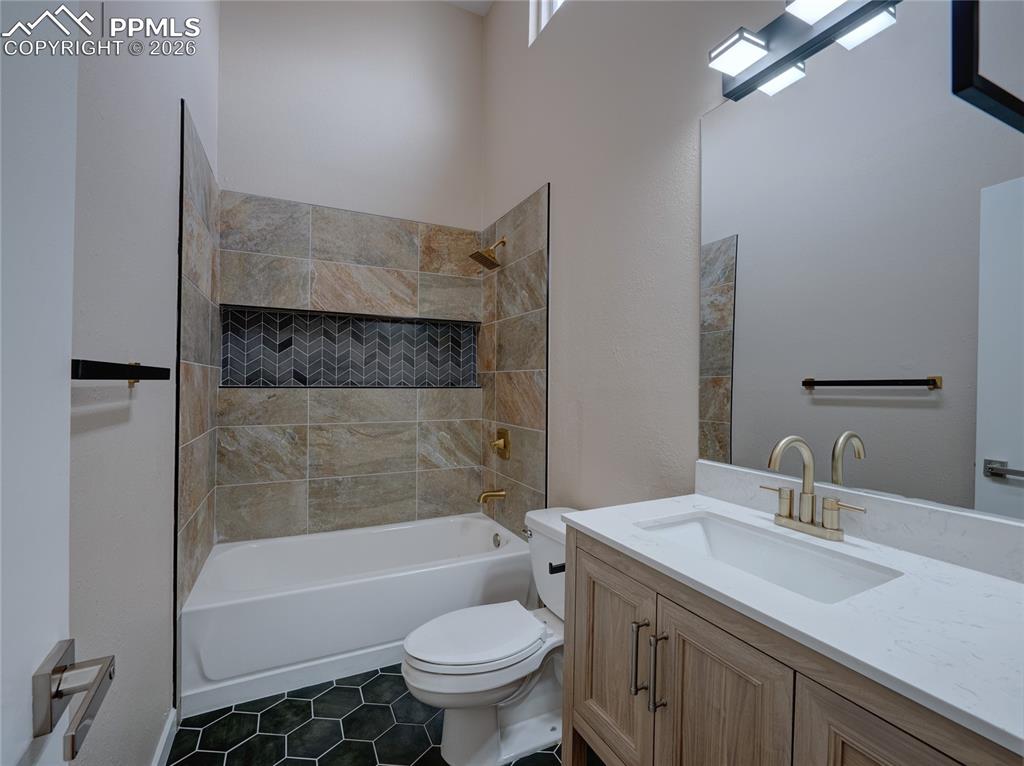 Image 22 of 32: Bathroom