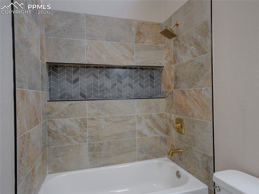 Image 23 of 32: Bathroom