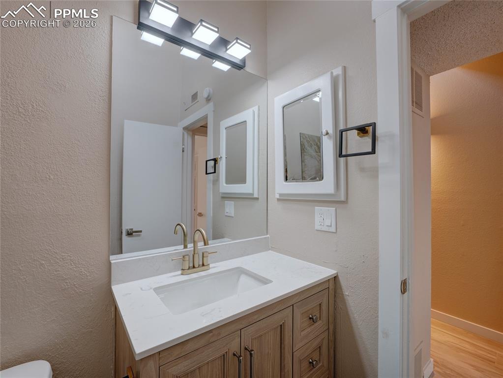 Image 24 of 32: Bathroom