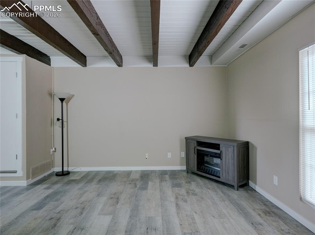 Image 7 of 32: Living Room