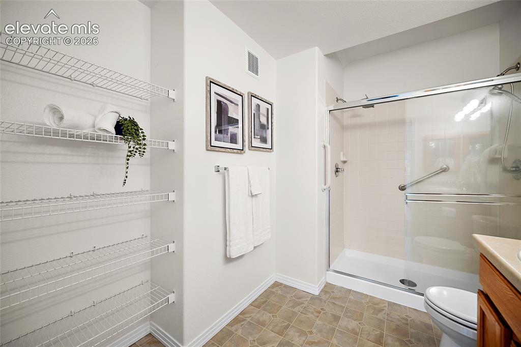Image 16 of 30: Bathroom