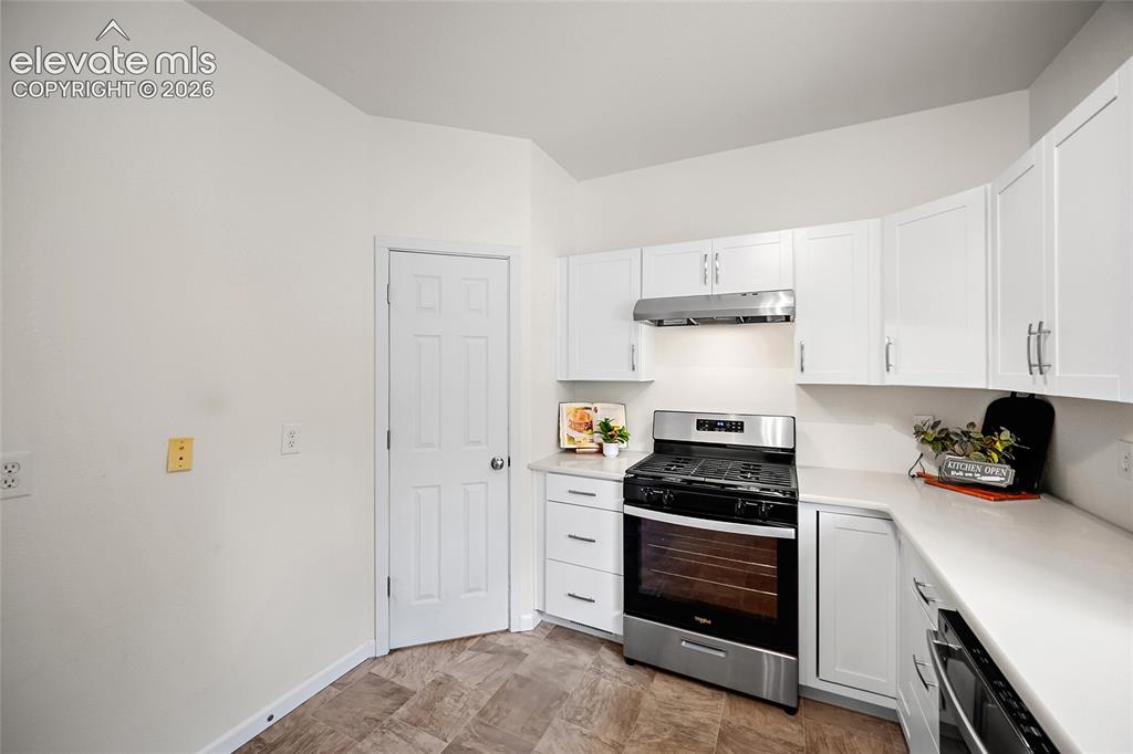 Image 5 of 30: Kitchen