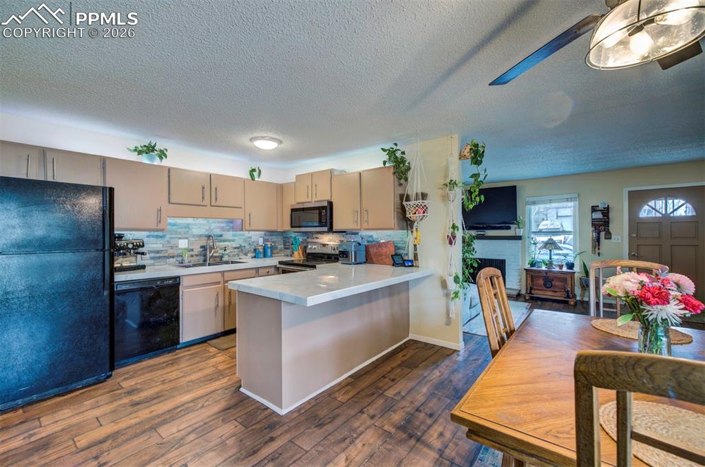 Image 10 of 26: Kitchen