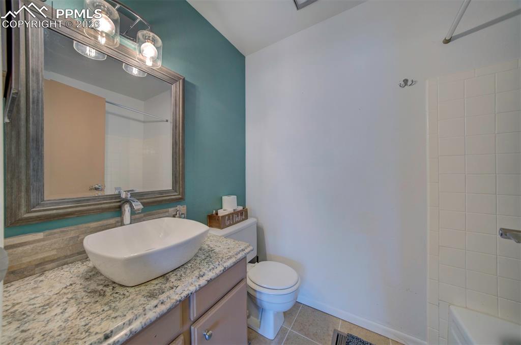 Image 16 of 26: Bathroom