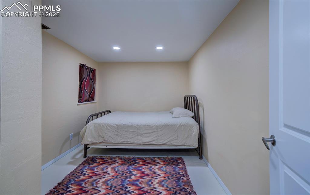 Image 17 of 26: Bedroom