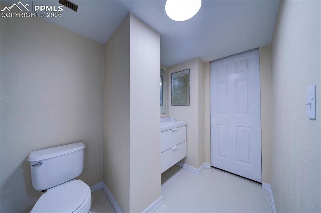 Image 18 of 26: Bathroom