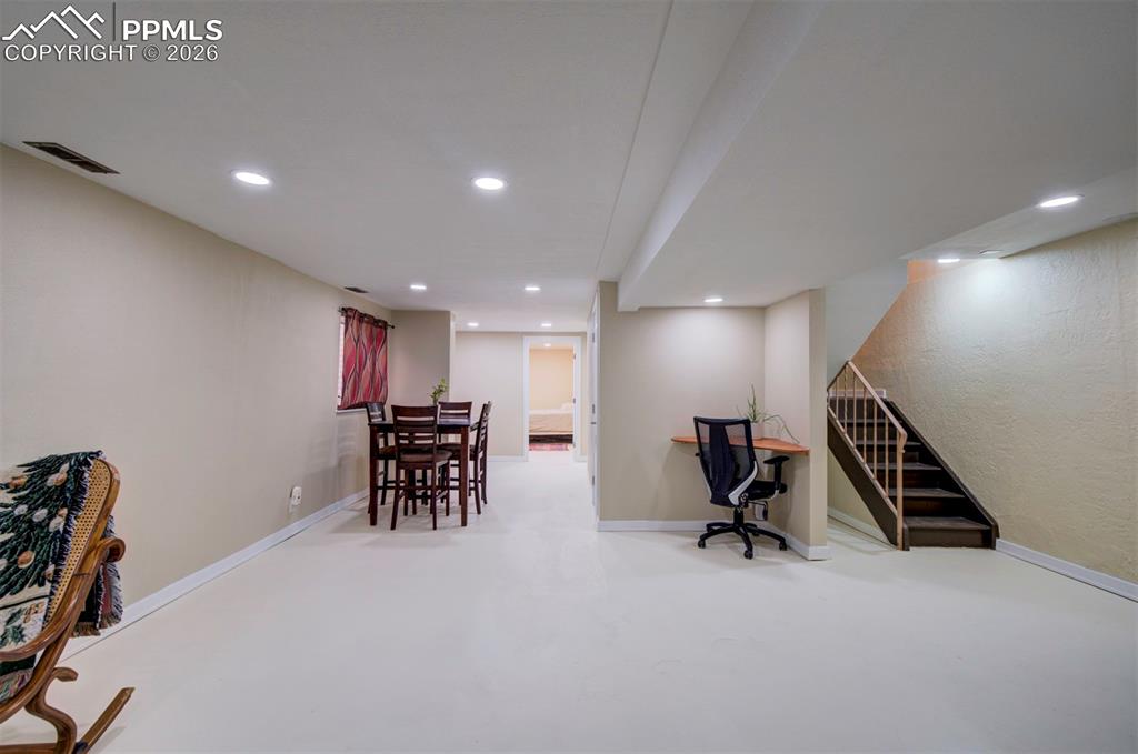 Image 21 of 26: Office