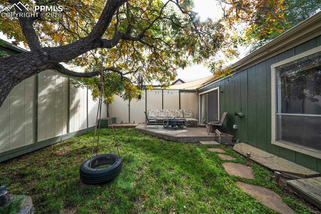 Image 24 of 26: Yard