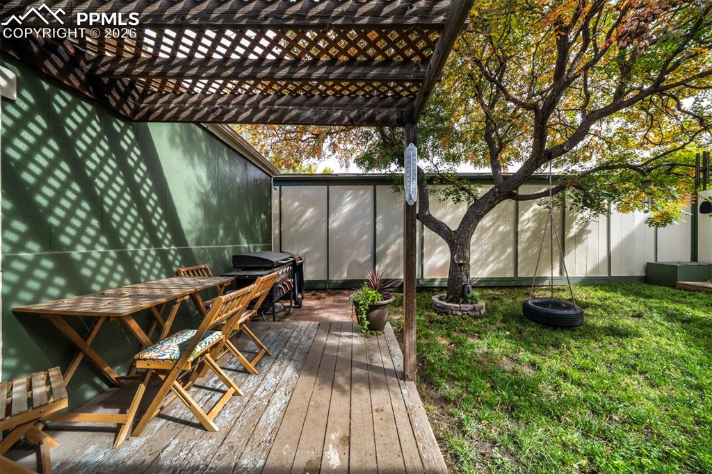 Image 25 of 26: Deck