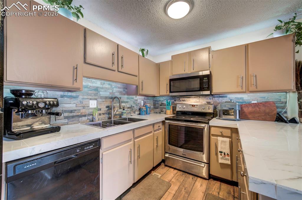 Image 9 of 26: Kitchen