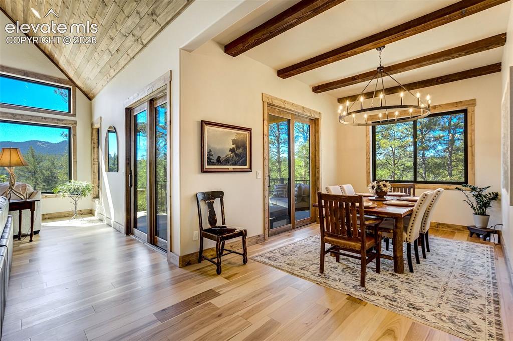 Image 18 of 50: Dining Area