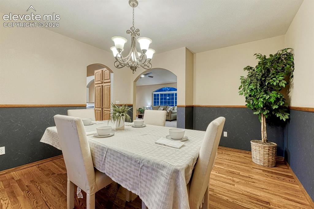Image 16 of 46: Dining Area